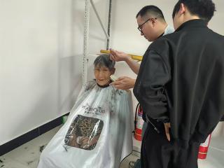 石家庄市元氏县：爱心理发进乡村 贴心服务暖人心
