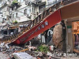 上海一商业街门头连片坍塌，当地已展开救援