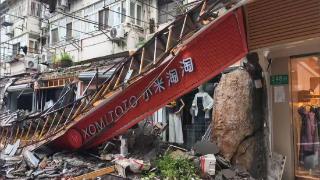 上海一商业街门头连片坍塌，当地已展开救援(图1)