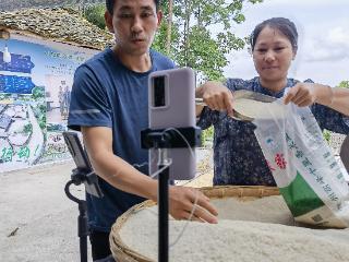 村民做“主播” 小乡村解锁“流量密码”