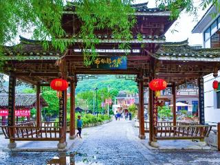 布依古寨焕新颜 龙井村“百坊”经济引客来