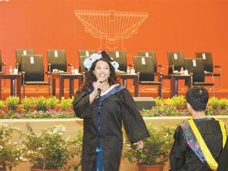 留学生的毕业式：戴上“簪花学士帽” 非洲女生献歌华大