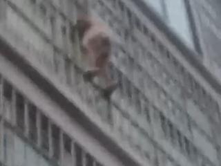 临沂四岁幼童悬空三楼防盗窗，退伍老兵窗外托举二十分钟化险为夷