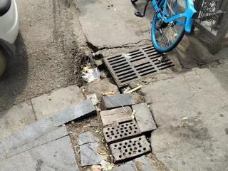 小8跑街|化工南巷一塑料桶下方伸出塑料管 直接伸向下水井 周边地面全是黑油污