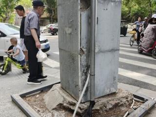 小8跑街|交大街北口线杆底部破损 管线外露