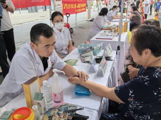 济南医院参加“扁鹊故里 康养济南”中医药文化市集义诊活动