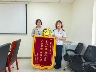 男孩独自乘车险入崂山 温馨巴士助寻亲获赠锦旗