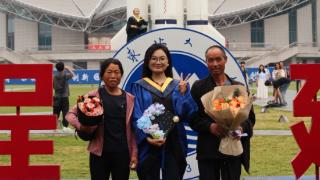 首次携手走出县城，临沂女孩接务工父母参加研究生毕业典礼(图1)