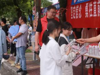 长顺县新兴领域““伴考爱心联盟”开展中考志愿服务