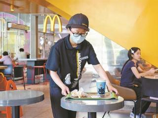 谢佳薇开始“上班”啦 义务交警女儿顺利找到暑期工