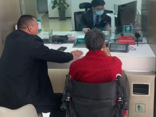 农行新元大街支行：热情服务暖人心