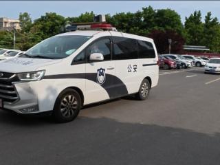 两地交警接力开道 15岁受伤少年及时就医