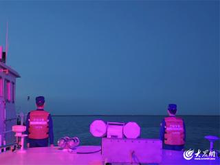 潍坊海警局滨海工作站常态化开展夜间巡逻守护海上安宁