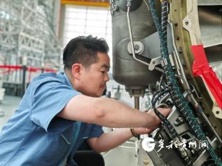【守护者之光③】飞机“外科医生”李龙：13年零失误 守护每一架航班的安全起落