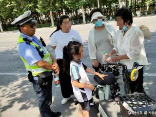 谁家的娃迷路了？东阿交警暖心帮她找到家人