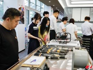 青岛职业技术学院师生赴中车四方“郭锐劳模创新工作室”参观学习