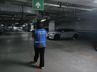 南苑街道南池社区开展雨季车库安全巡查行动