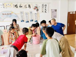 全环境立德树人｜青少年成长加油站 ：巧手制漆扇，非遗润童心