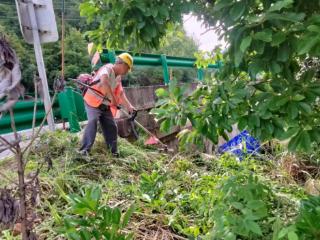 婺源公路中心全面清理桥梁附属设施 守护公路出行安全