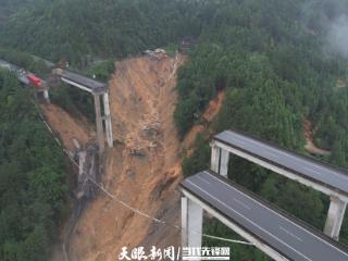 厦蓉高速猴子河特大桥引桥因持续强降雨发生垮塌