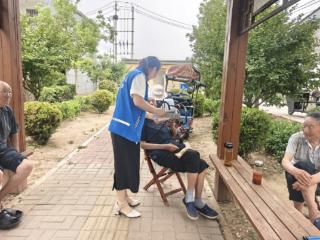 安居街道杨庄村开展老年人夏季养生科普宣传活动