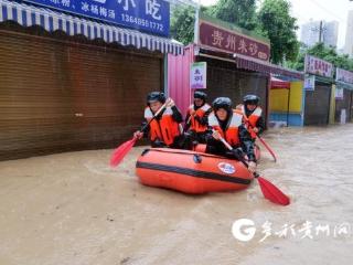 榕江县遭遇持续性强降雨 贵州武警官兵连夜紧急驰援