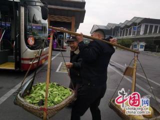 张家界公交十米车厢显“城市旅游窗口”精神高度
