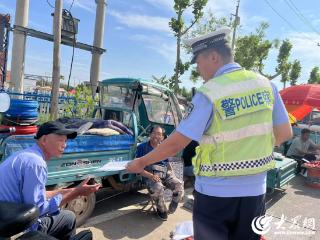 东营交警一大队开展交通宣传“赶大集”活动