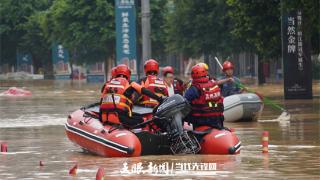 榕江县大部分群众已被疏散，老人妇女先走(图1)