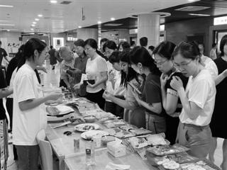 不到两小时就售罄 摊主频频补货 海岛美味成杭州人餐桌上的“共富盛宴”