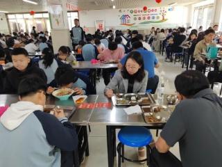 皇冠中学：筑牢“舌尖防线”，让学生吃上“放心餐”
