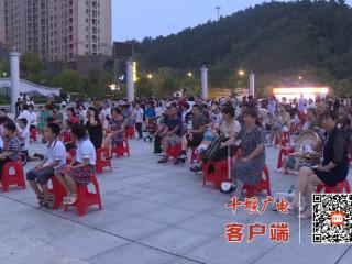 公益电影展映活动走进十堰传媒广场