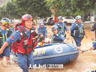 在百年一遇特大洪水中筑牢民生保障防线｜多方合力紧急驰援榕江从江 截至24日14时已组织8万余人提前转移避险