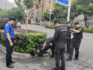 醉酒男子昏睡绿化带，城管队员出手相救