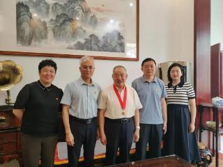 泰安市自然资源和规划局为退休老党员颁发“光荣在党50年”纪念章