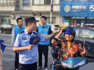 启东寅阳派出所：“清凉礼”送交通安全给老年人
