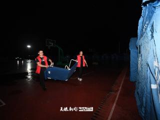凌晨雨夜的灯光里，有守护的他们