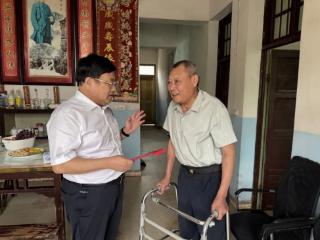 玉山县人大常委会主任张常青到下镇镇开展走访并调研指导防汛工作