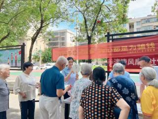 上饶银行开发区支行开展“手漆清风扇 社保惠民生”主题活动