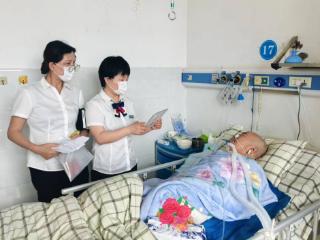 广信农商银行文家支行暖心服务“零距离” 上门为住院老人激活社保卡