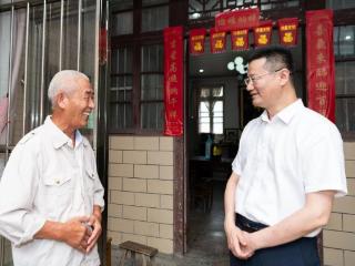 刘剑波走访慰问部分困难党员