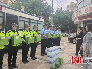 无极县开展为烈日下劳动者送“清凉”活动