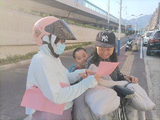 一盔一带系安全 一路畅行护平安——徐家楼街道前灌社区开展文明出行宣传活动