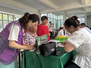 济宁市太白湖新区许庄街道鸿顺观邸社区开展“五彩志愿进社区 惠民服务零距离”随手志愿活动