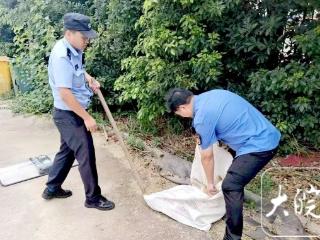 疯犬伤人 民警当场将其击毙