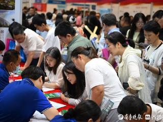山东高招会首日人气爆棚！300余所高校汇聚济南，考生家长热情咨询