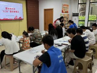 星辰南社区：开展禁毒宣传，制作主题烧箔画