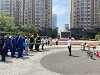 济宁太白湖新区许庄街道南风花园社区开展“消防演练始于‘心’ 防范未‘燃’在于行”消防救援演练活动