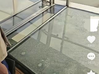 东方明珠电视塔观光玻璃出现裂纹 工作人员回应：已第一时间处理