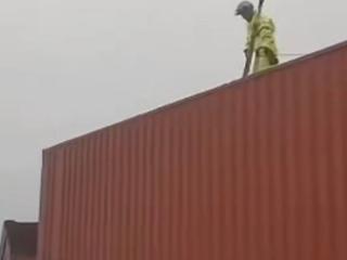 猴子河特大桥垮塌丨凤冈县蓝天救援队勇救被困货车司机